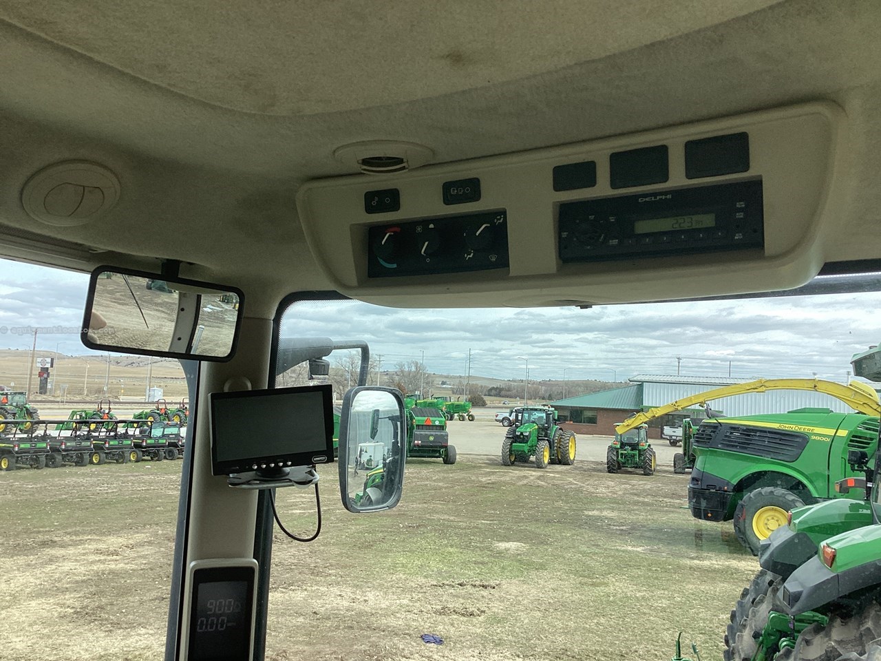 2013 John Deere 7215R Image 10