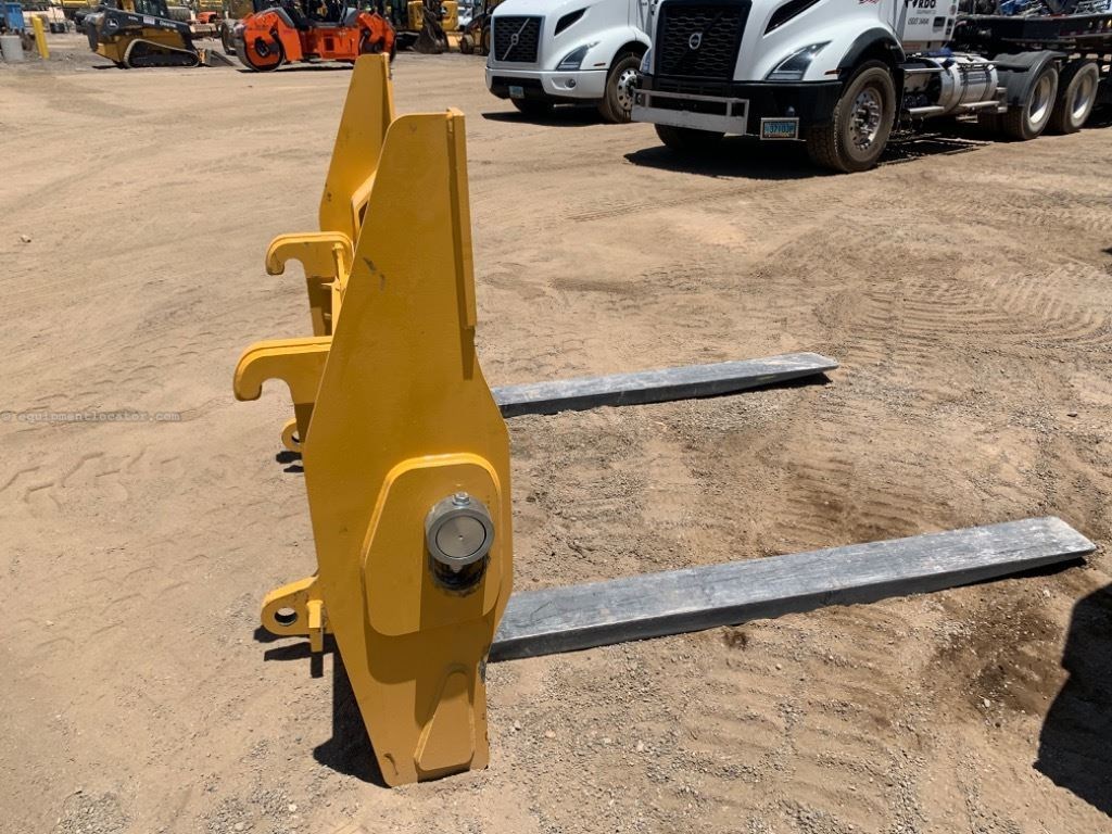 2023 John Deere 96"X60" FORK Image 3