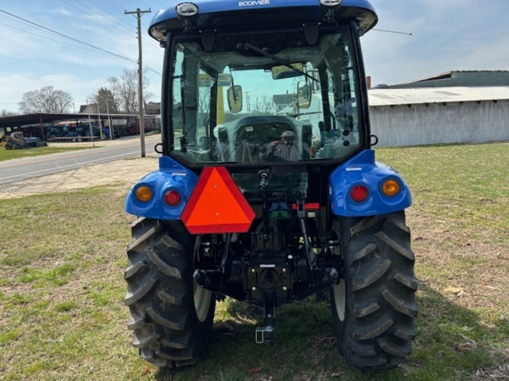 2024 New Holland Boomer™ 35 – 55 Series 55 Cab Image 4