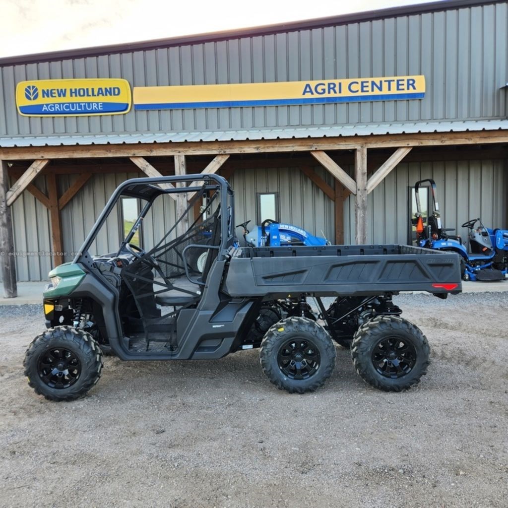 2023 Can-Am Defender 6x6 DPS HD10 Image 1