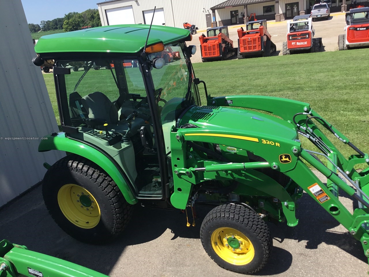 2019 John Deere 3046R Image 4