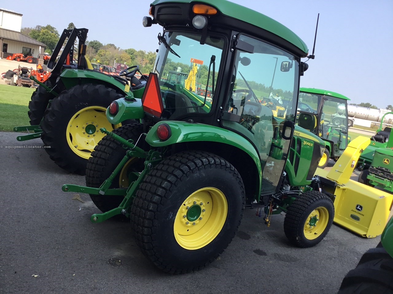 2019 John Deere 3046R Image 10