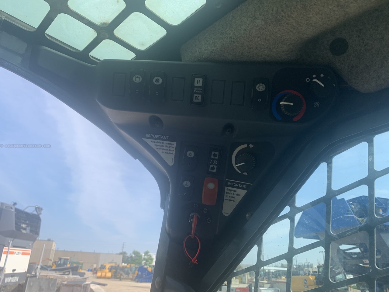 2014 John Deere 323D Image 10