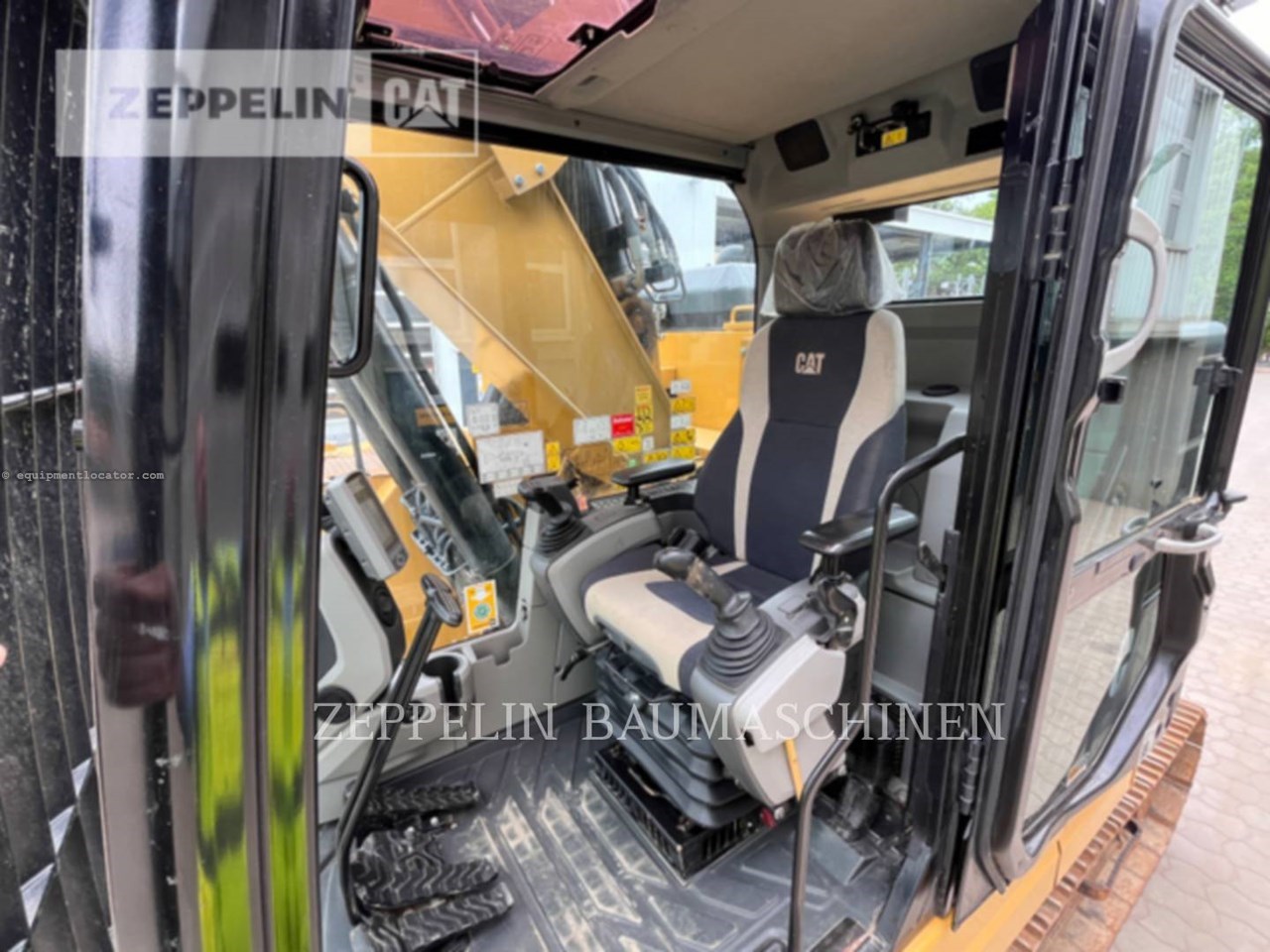 2019 Caterpillar 325FL Image 10