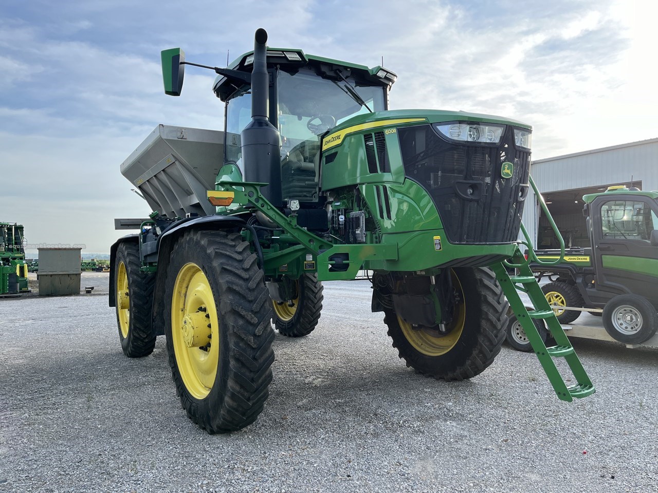 2023 John Deere 600R Image 2
