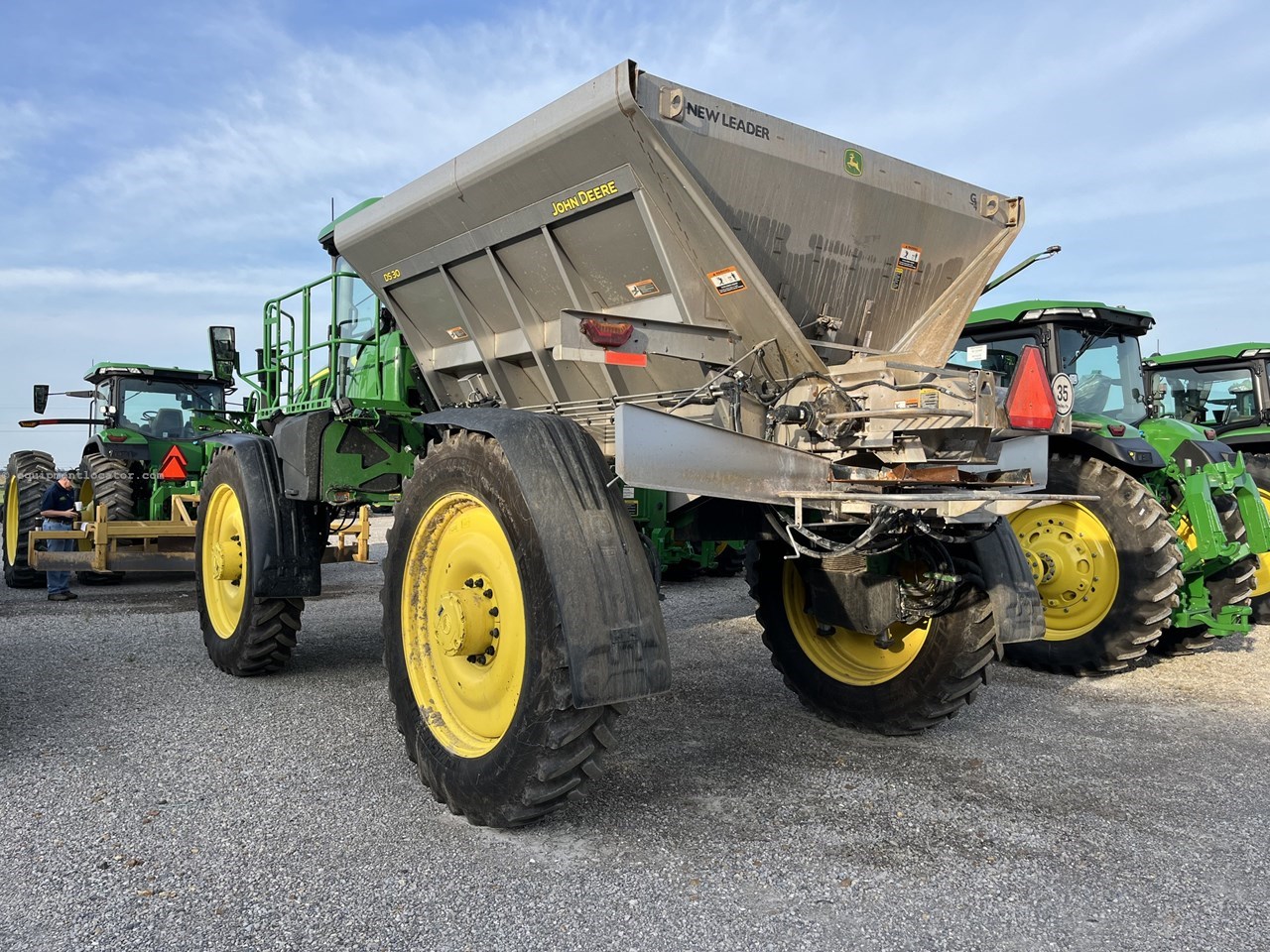 2023 John Deere 600R Image 4