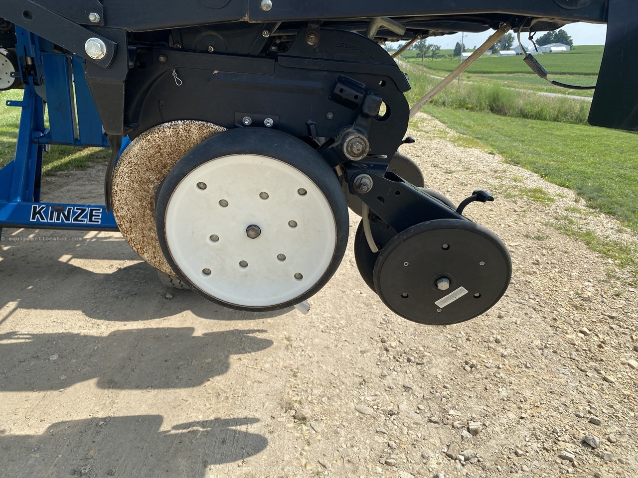 2004 Kinze 3700 Image 10