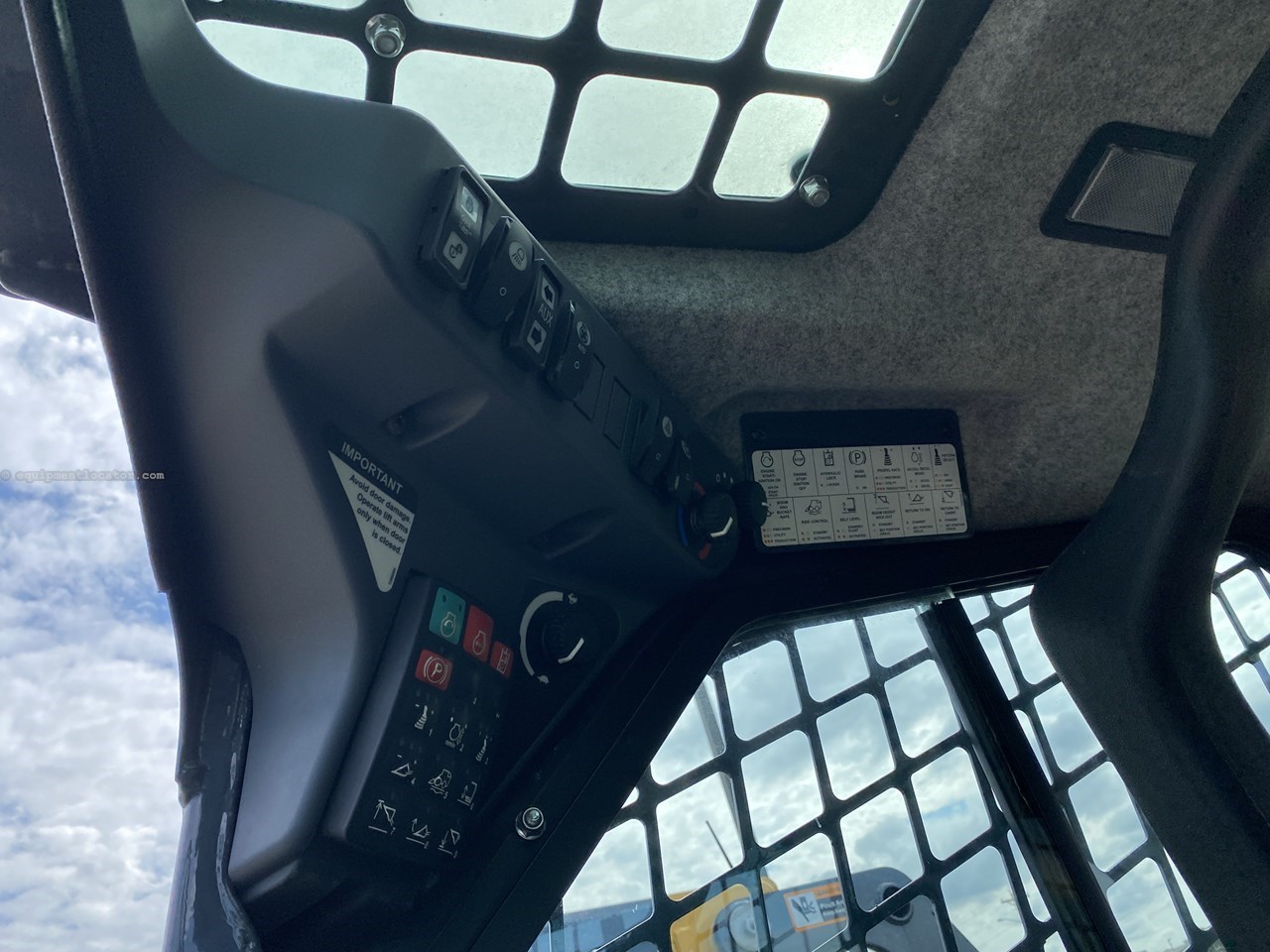 2017 John Deere 332G Image 10