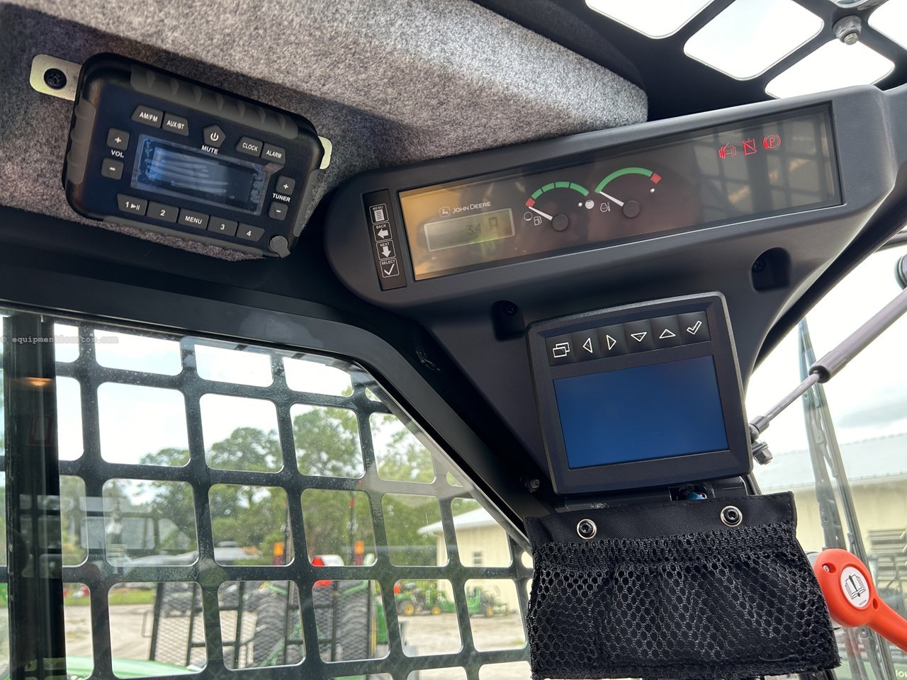 2025 John Deere 317G Image 10