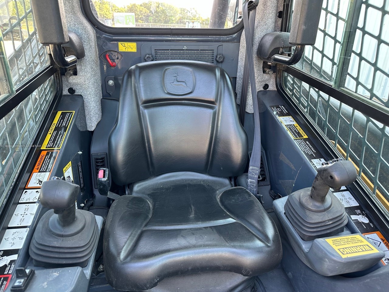 2015 John Deere 323E Image 10