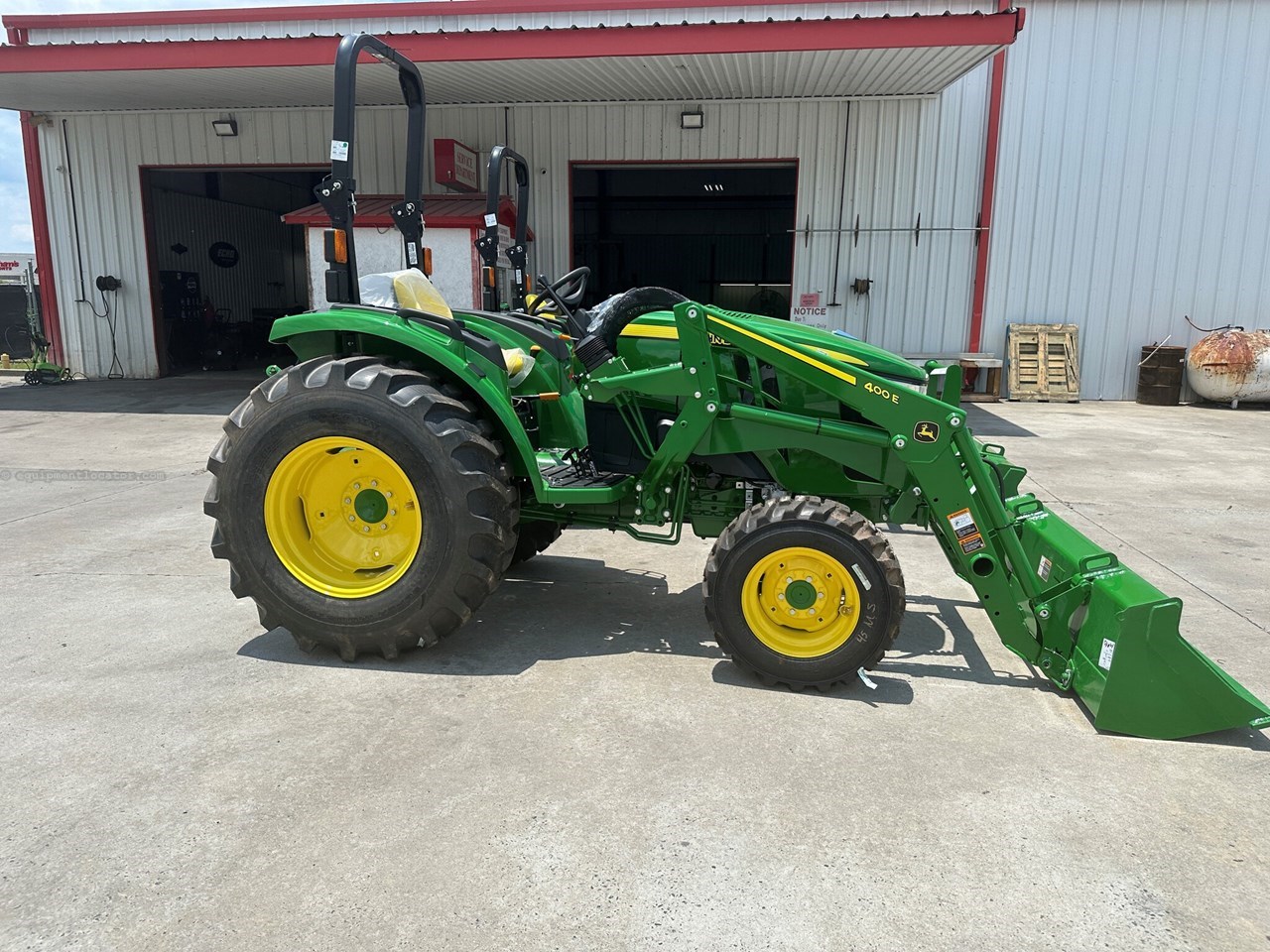 John Deere 4052M Image 4