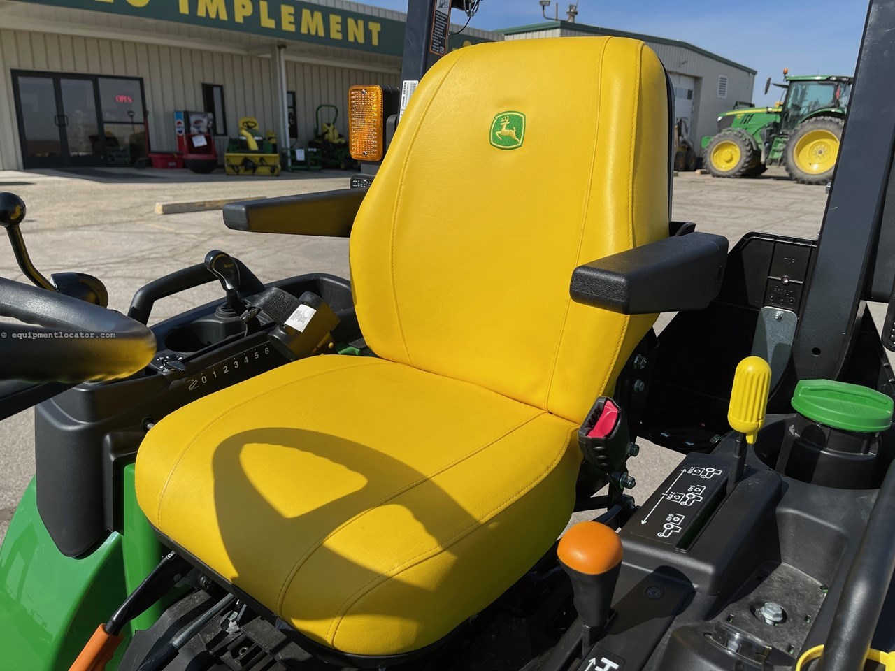 2022 John Deere 2025R Image 10