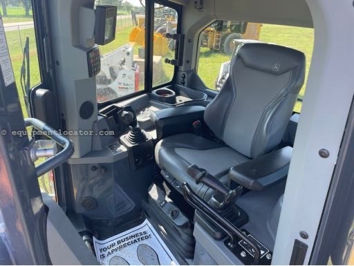 2023 John Deere 850L Image 10