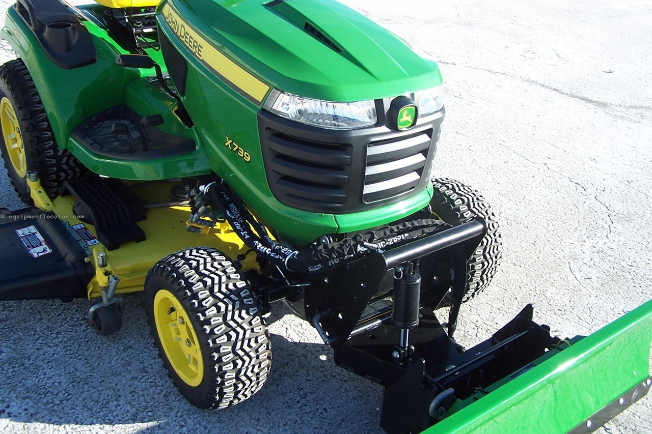2020 John Deere X739 Image 10