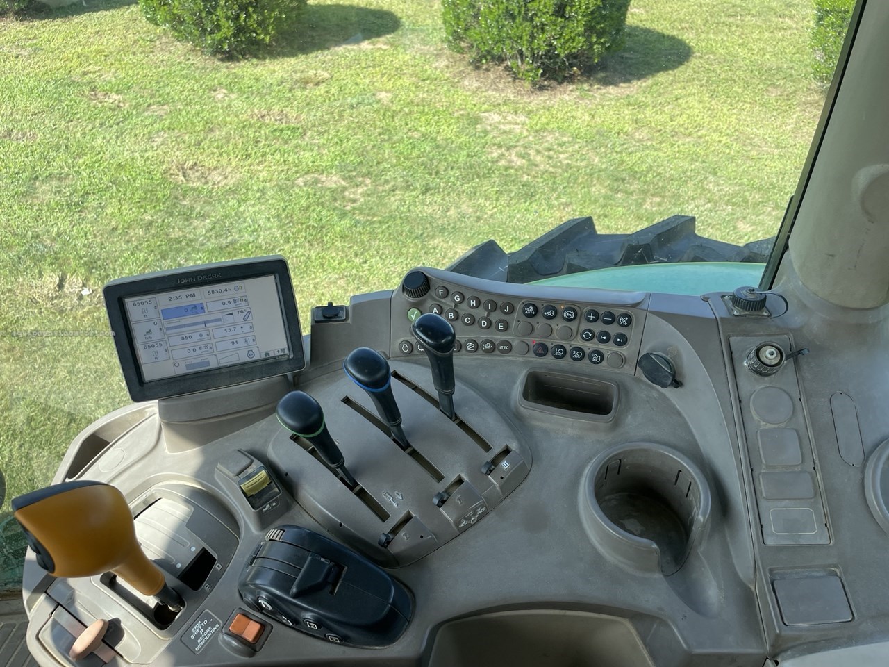 2013 John Deere 6170R Image 10