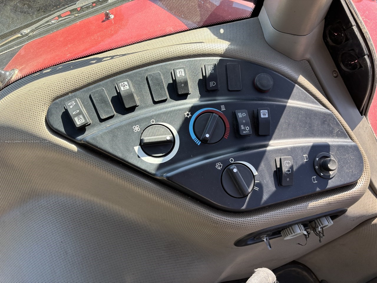 2018 Case IH 340 Image 37