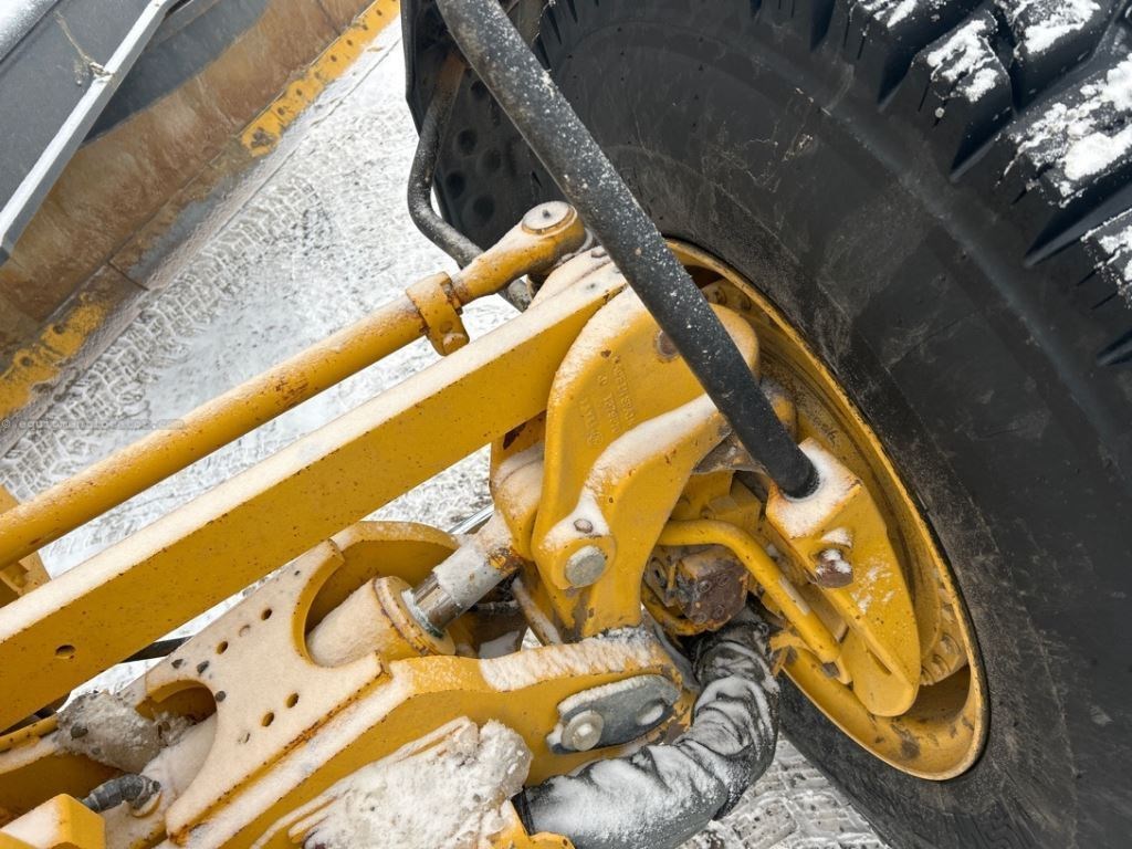 2020 John Deere 772G Image 10