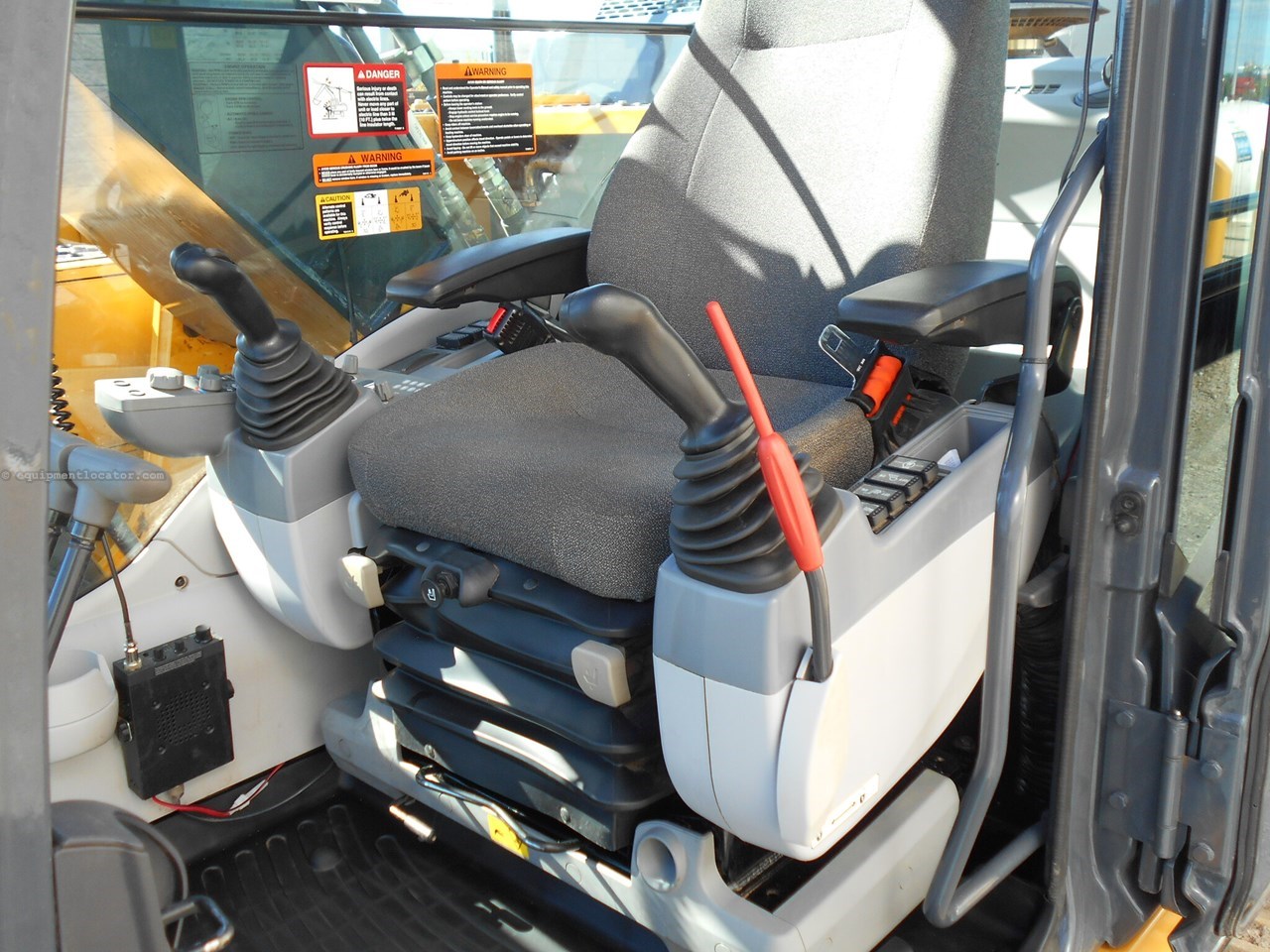 2022 John Deere 210G LC Image 10