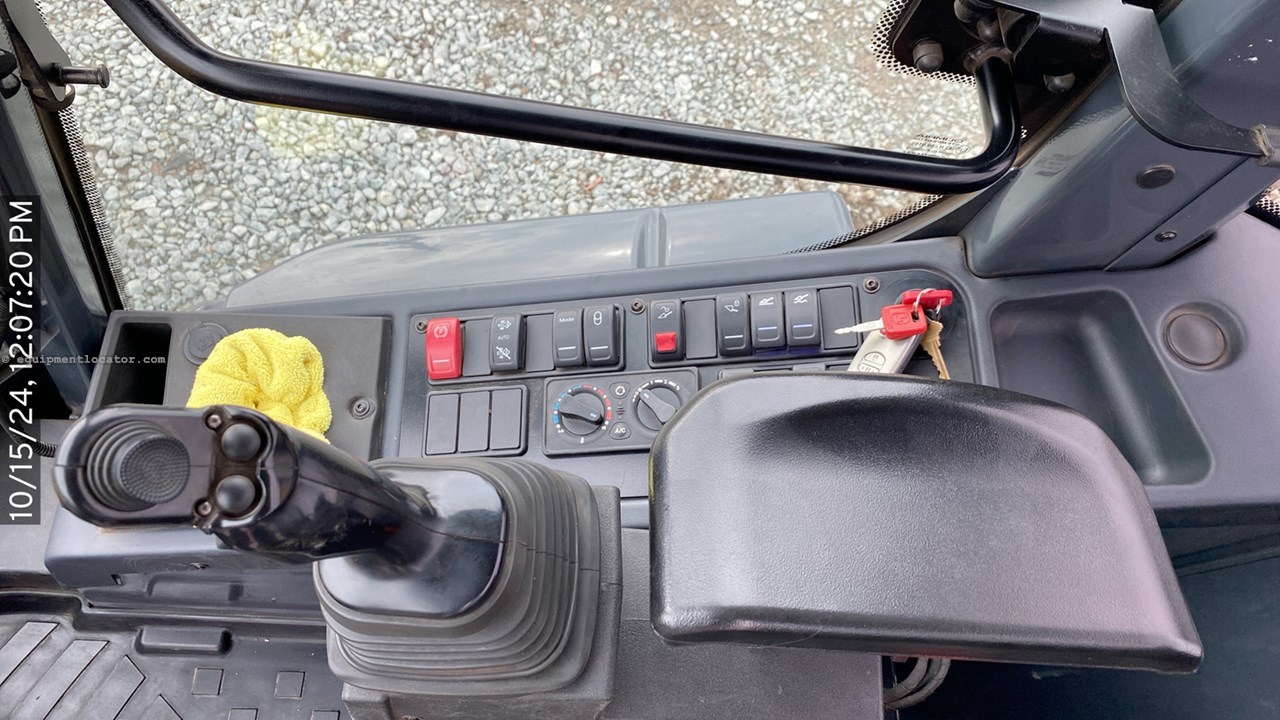 2022 John Deere 244L Image 10