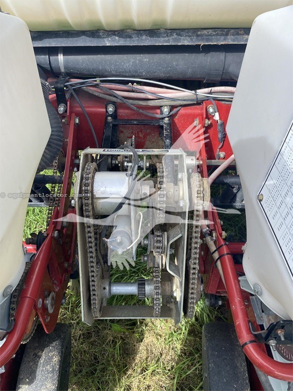 2005 White 8222 Image 10