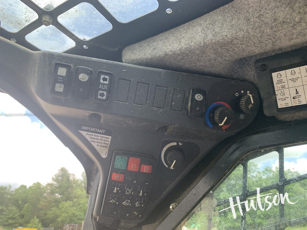 2022 John Deere 324G Image 10