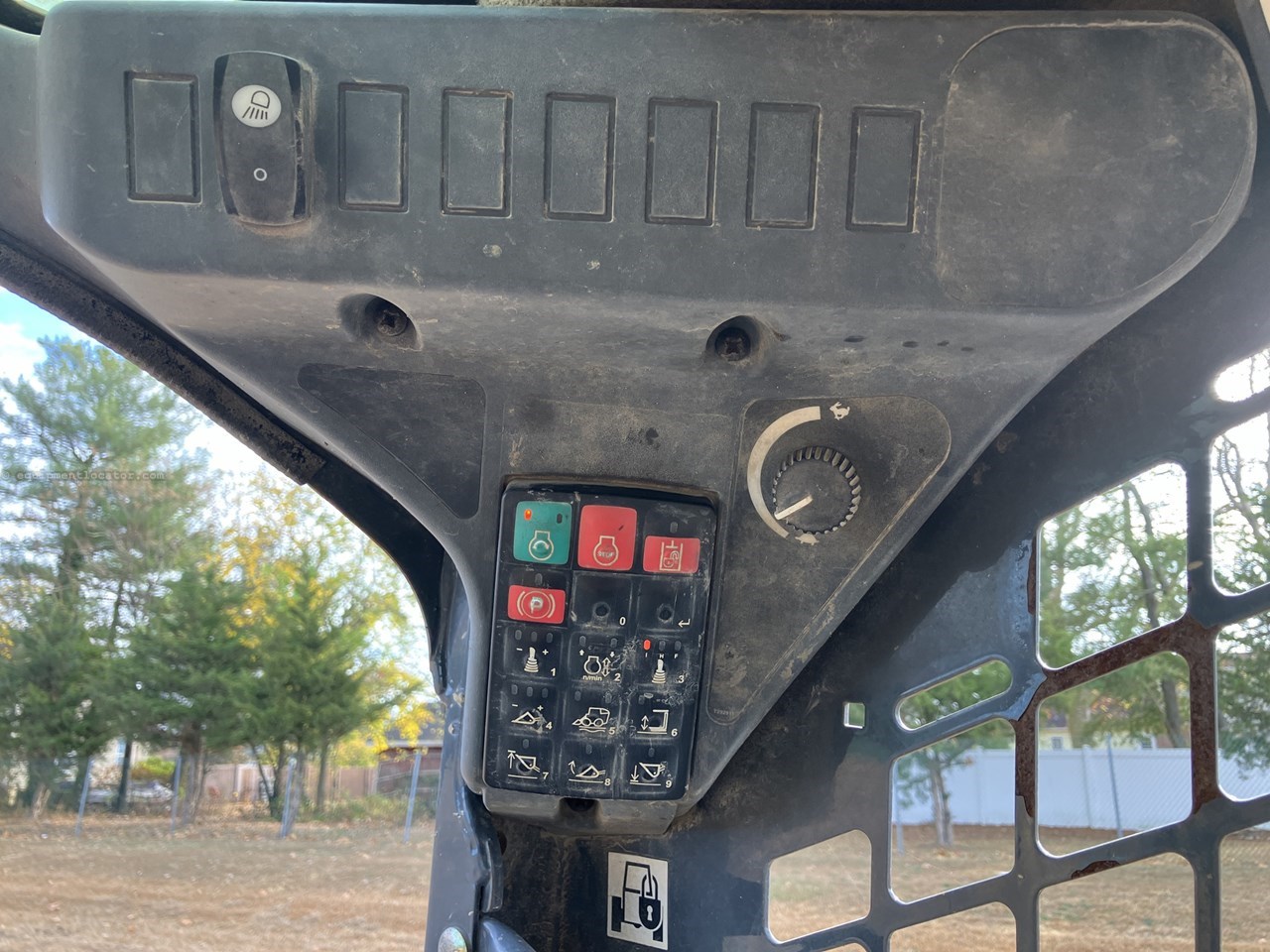 2017 John Deere 331G Image 10