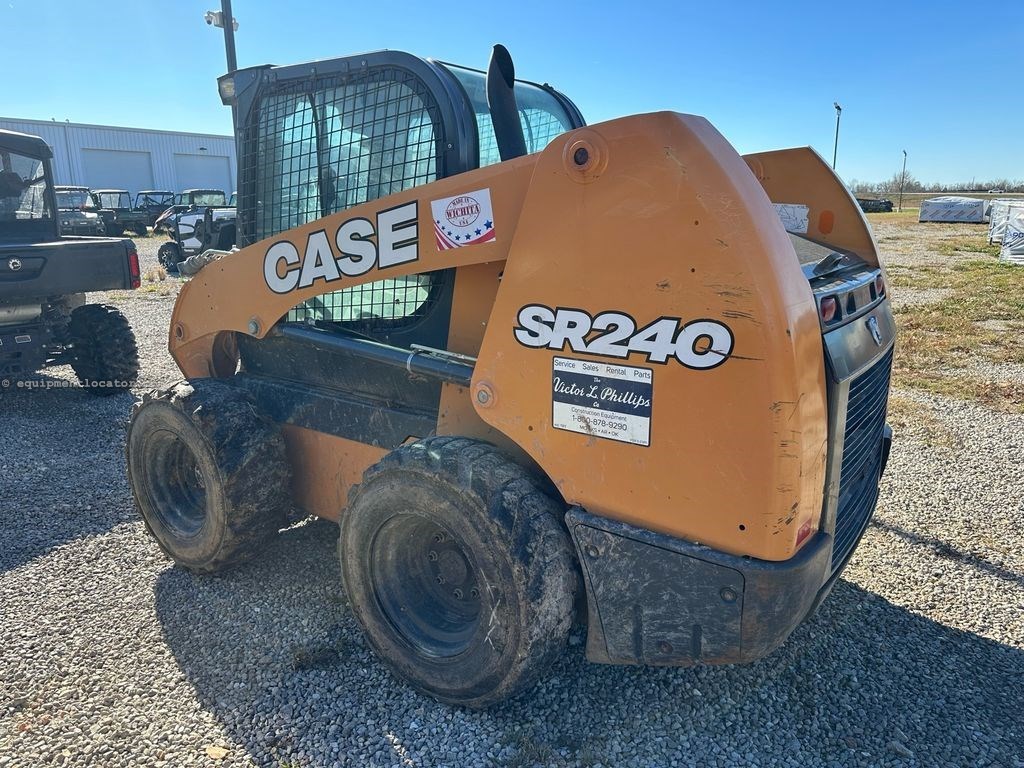 2017 Case SR240 Image 3