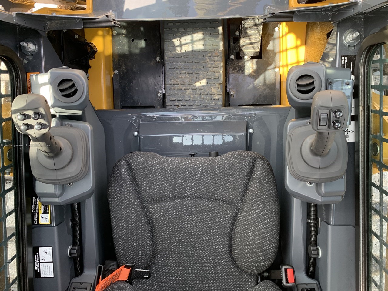 2025 John Deere 317G Image 10