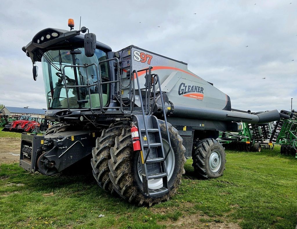 2023 Gleaner S97 Image 4