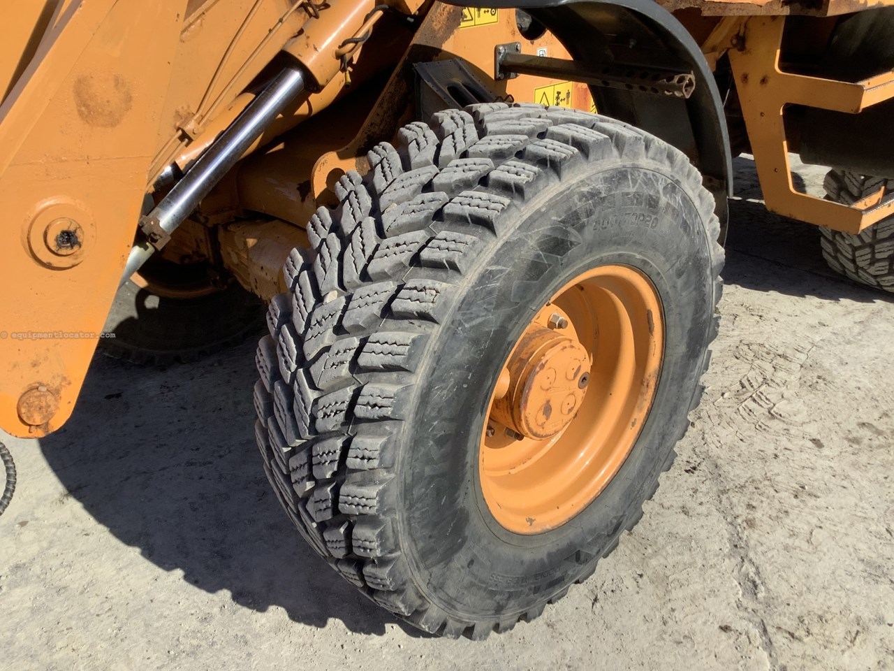 2011 Case 321E Image 9