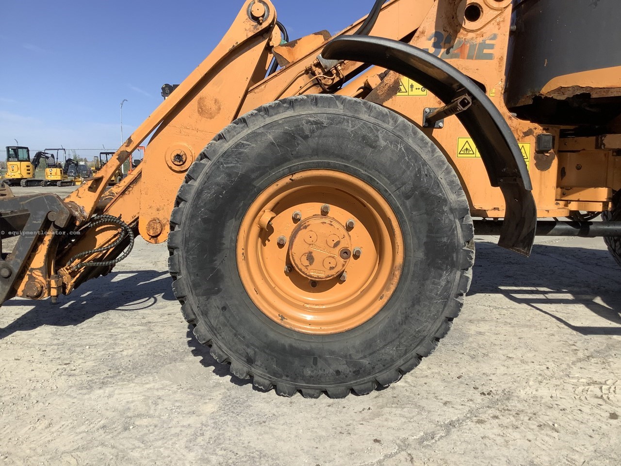 2011 Case 321E Image 10