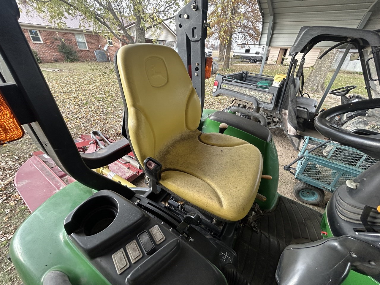 2011 John Deere 3320 Image 10