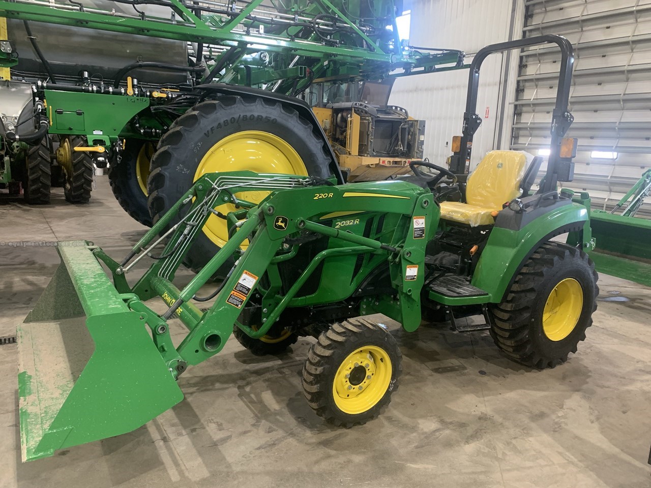 2024 John Deere 2032R Image 2