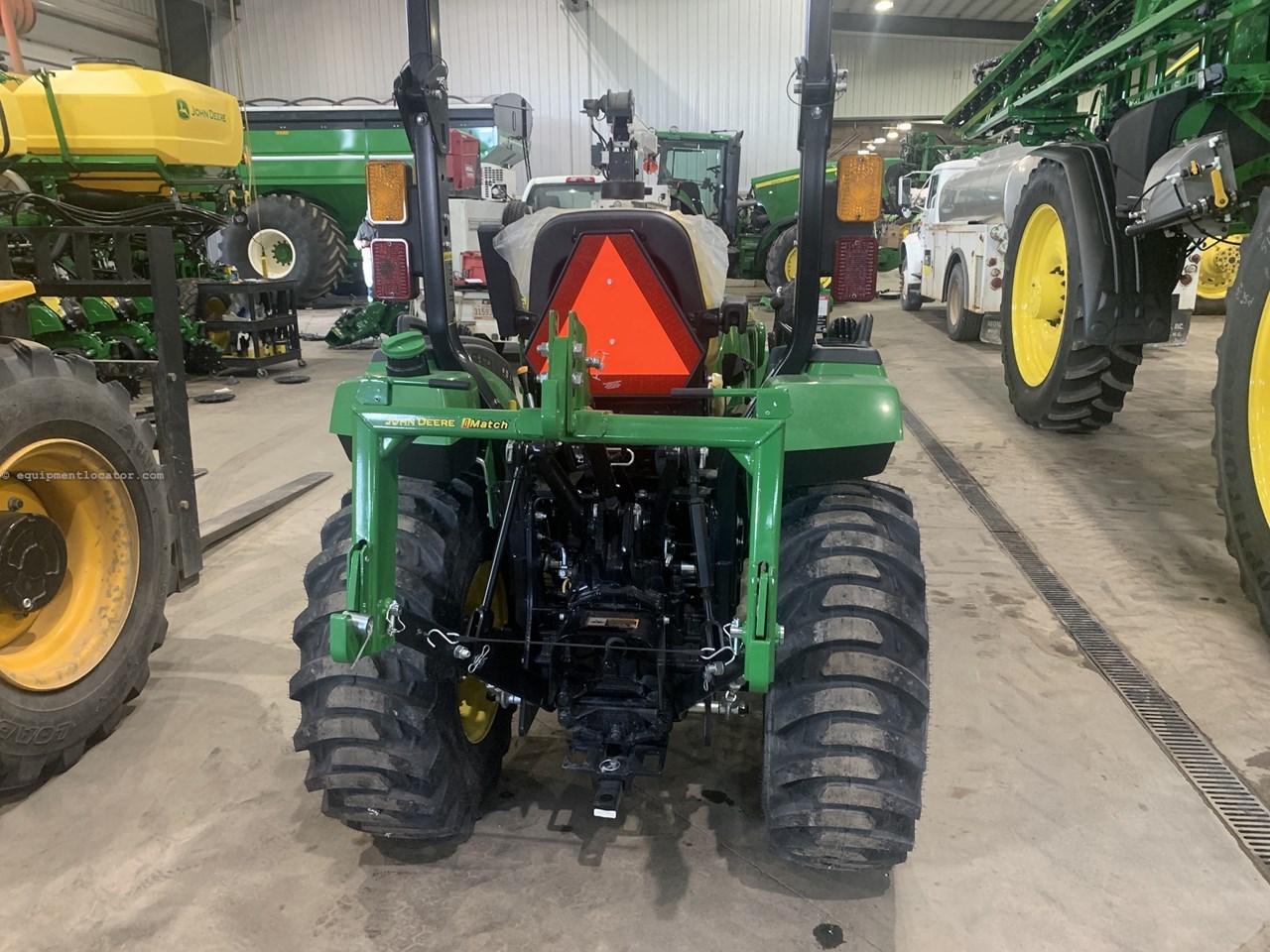 2024 John Deere 2032R Image 4