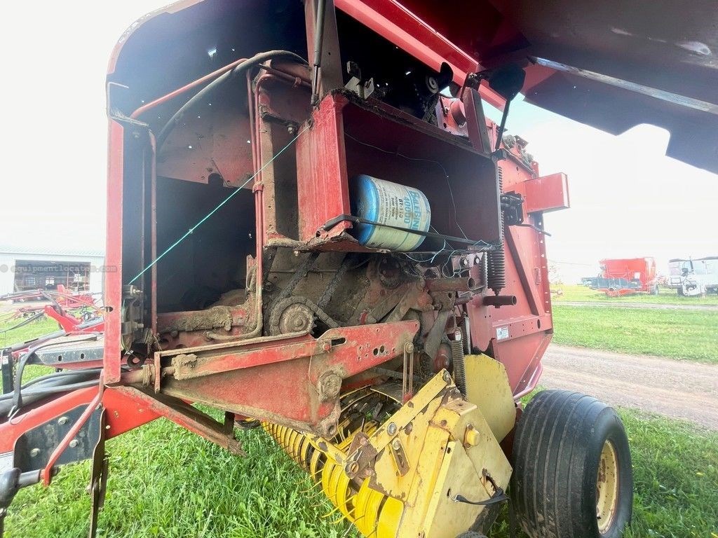 2004 New Holland BR740 Image 5