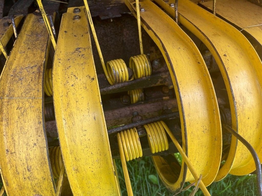 2004 New Holland BR740 Image 6