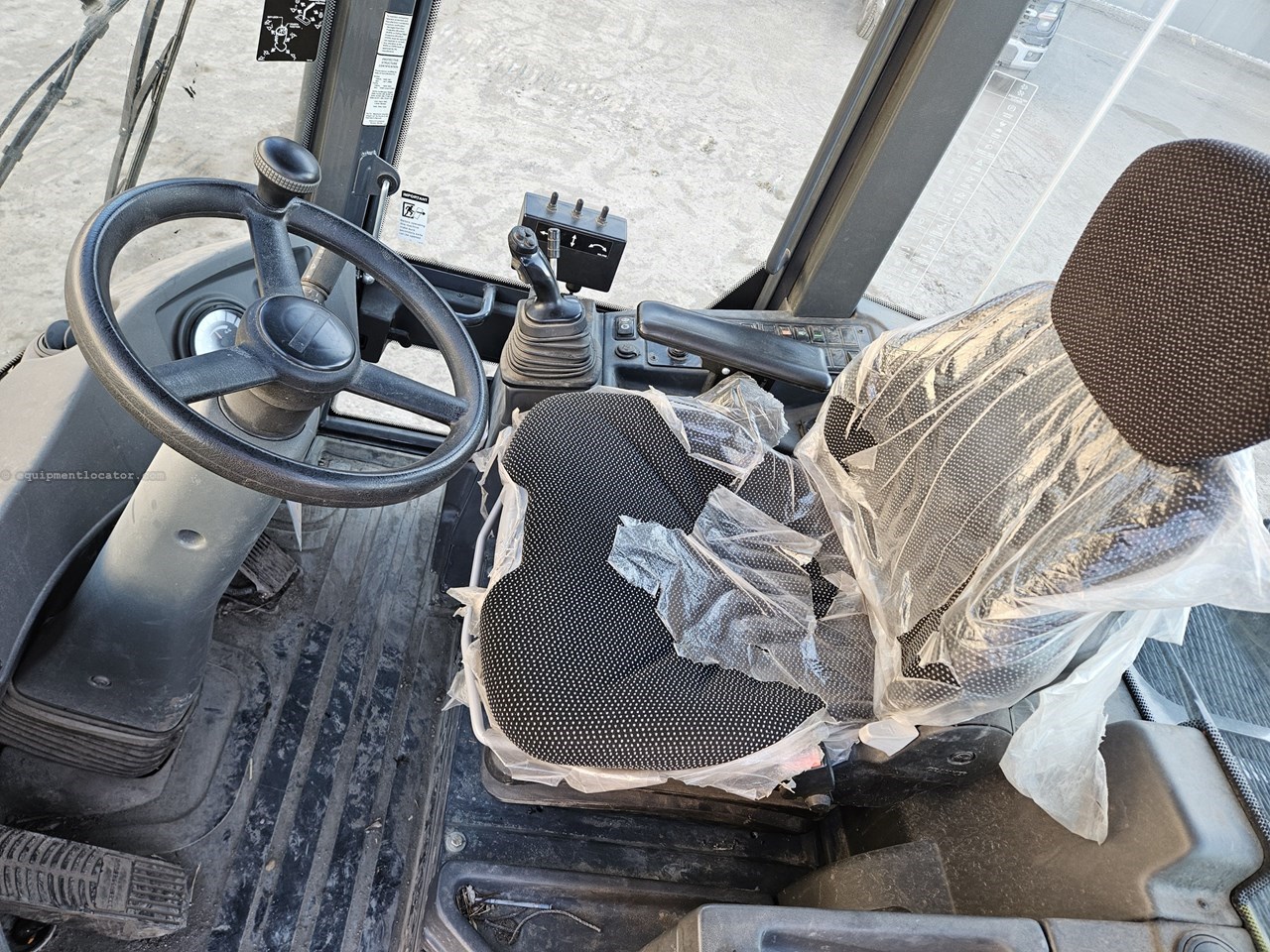 2016 John Deere 244K Image 10