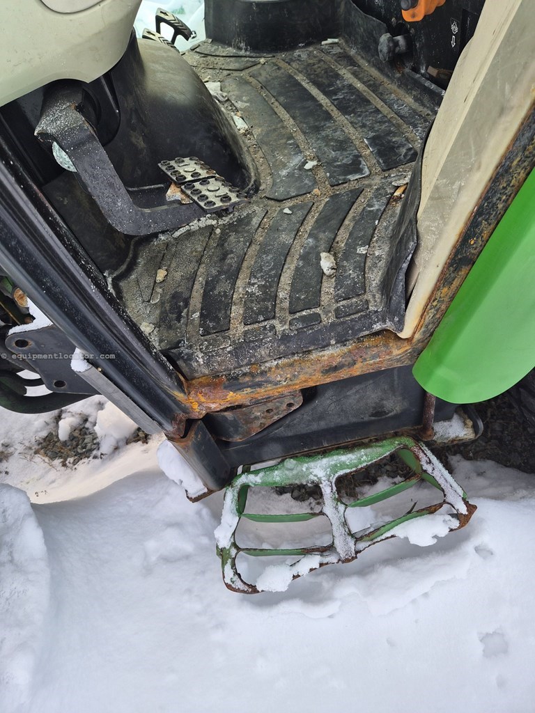 2018 John Deere 3033R Image 10