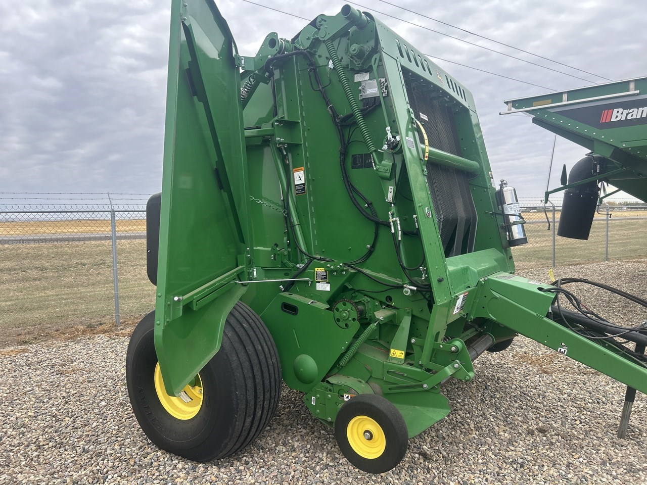2018 John Deere 560R Image 10