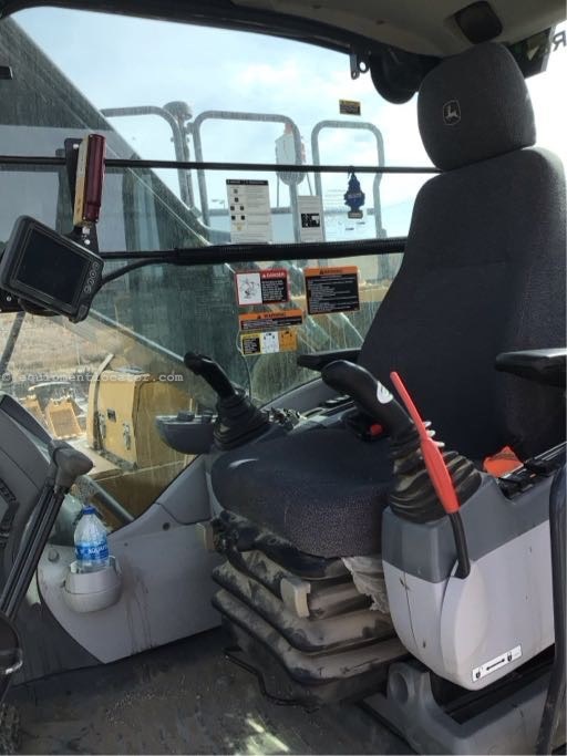 2022 John Deere 210G LC Image 10