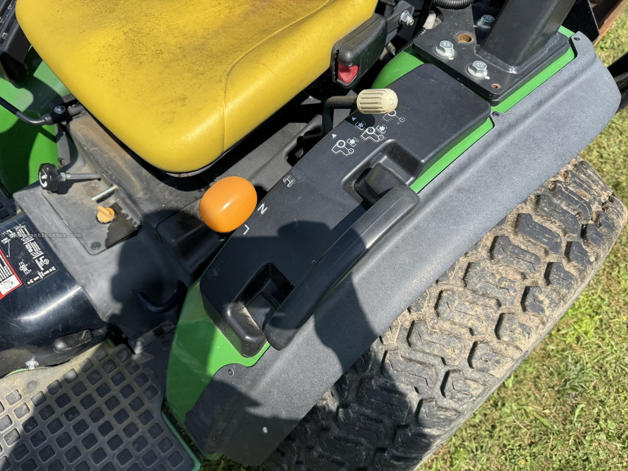 2015 John Deere 2032R Image 10