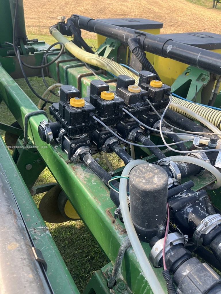 1997 John Deere 1770 Image 10