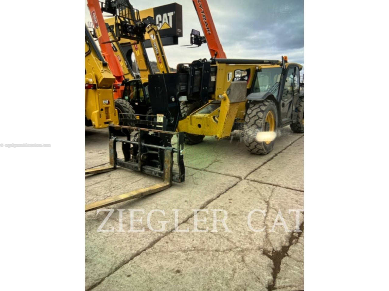 2015 Caterpillar TL1055D Image 2