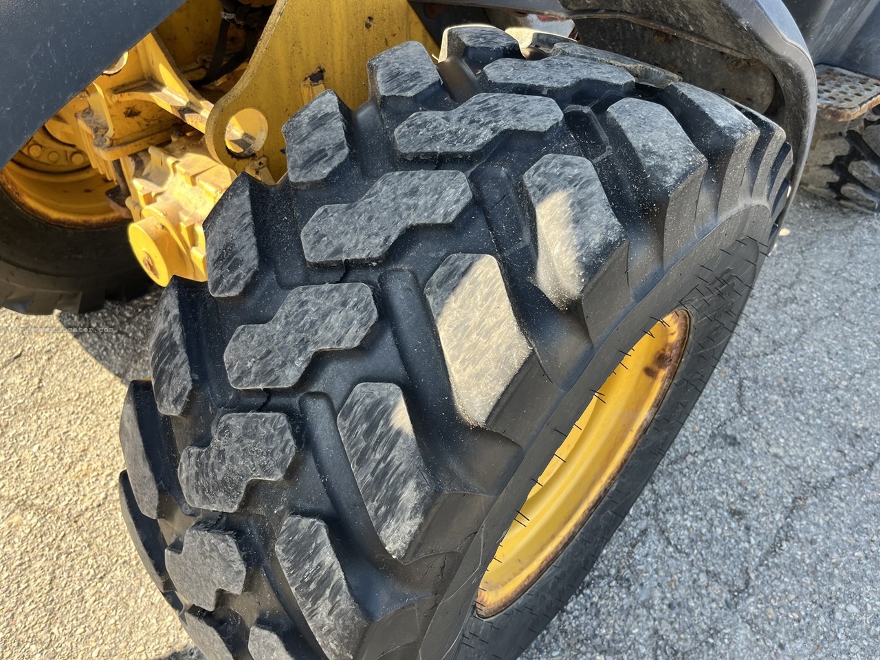 2019 John Deere 304L Image 10