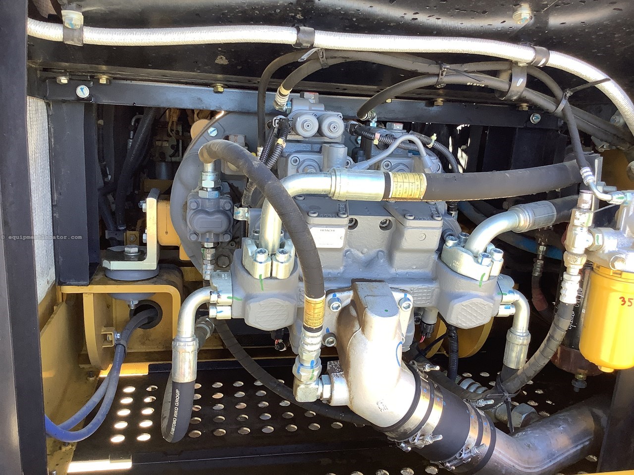 2021 John Deere 250G LC Image 10