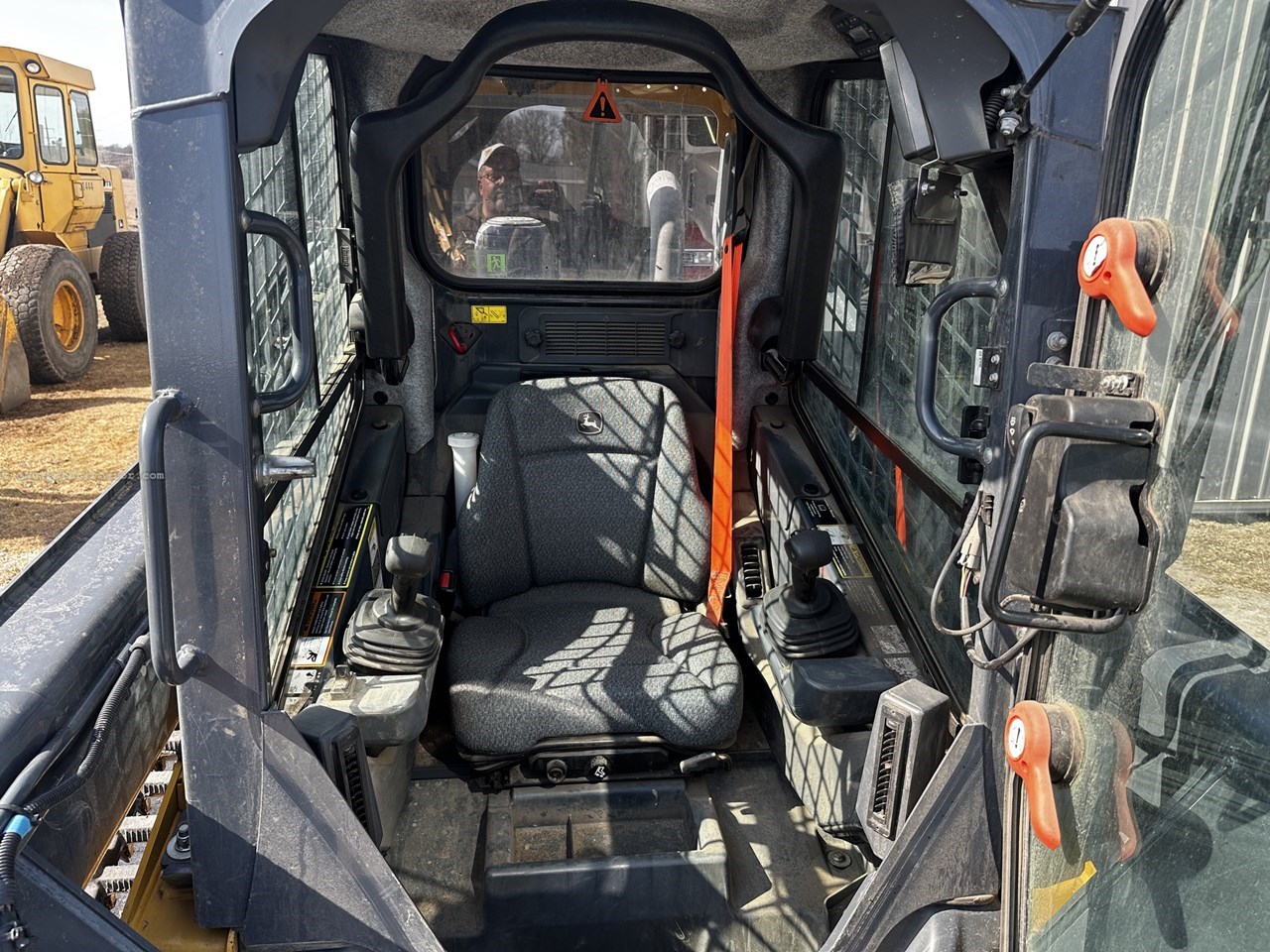 2022 John Deere 325G Image 10