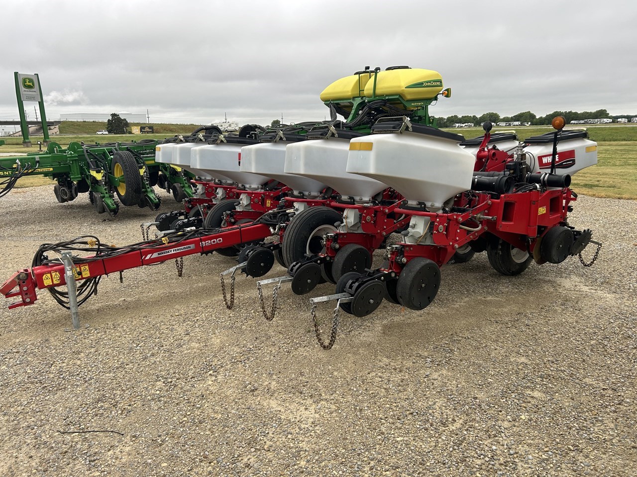 2013 White 8200 Image 10
