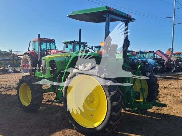 2010 John Deere 6100D Image 4
