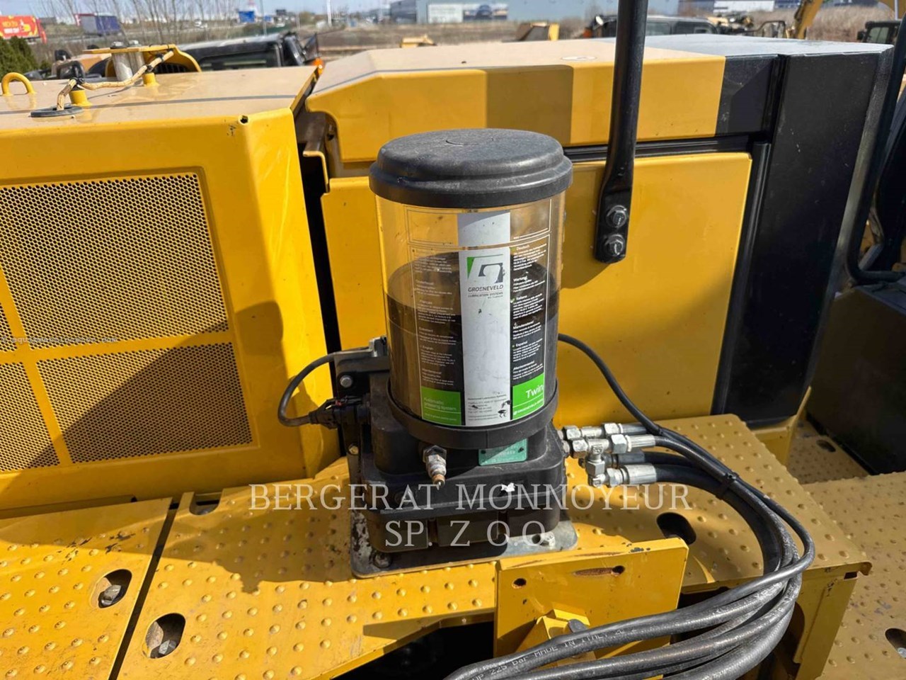 2022 Caterpillar 374 Image 10