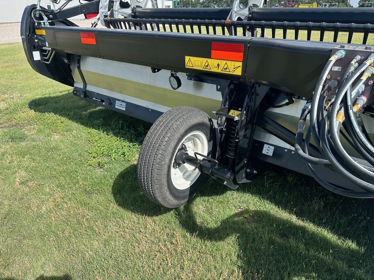 2022 MacDon FD240 Image 10